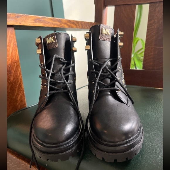 NEW, never worn!! COOL Michael Kors Black and Gold Ankle Boots! BEAUTIFUL ♥️ - Picture 3 of 10